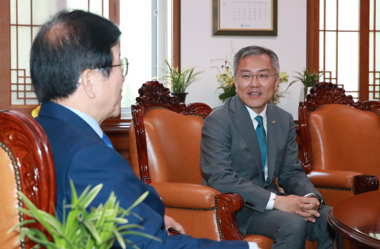 열린민주당 최강욱 대표가 9일 서울 여의도 국회에서 박병석 국회의장을 예방, 이야기를 나누고 있다.  연합뉴스